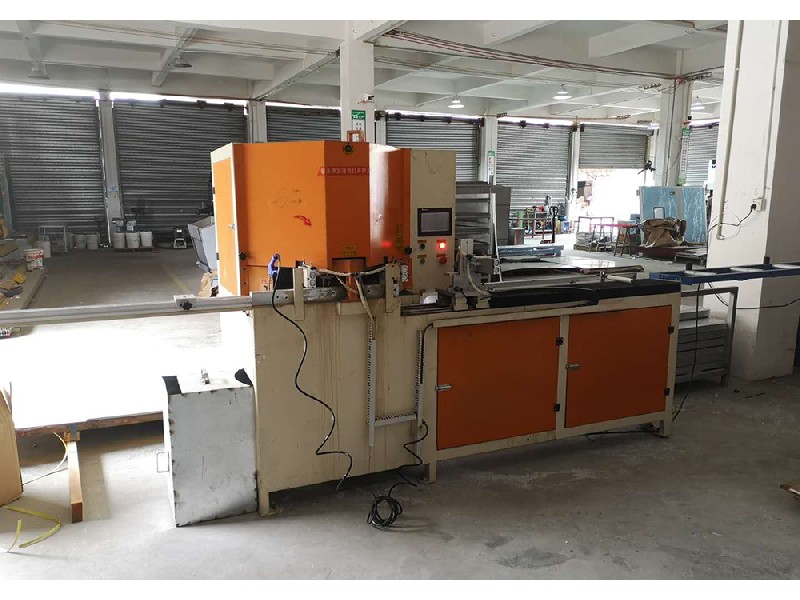 Automatic aluminum cutting machine